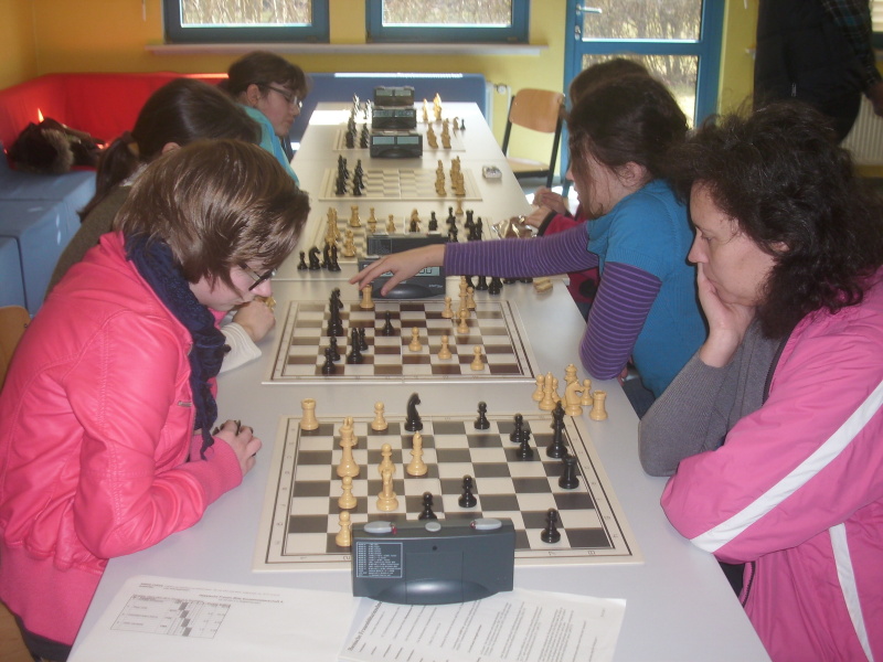 Hessische Frauen-Blitz-Mannschaftsmeisterschaft 2013 - Rest der Welt (links) - Schachvereinigung Oberhessen Echzell (rechts)